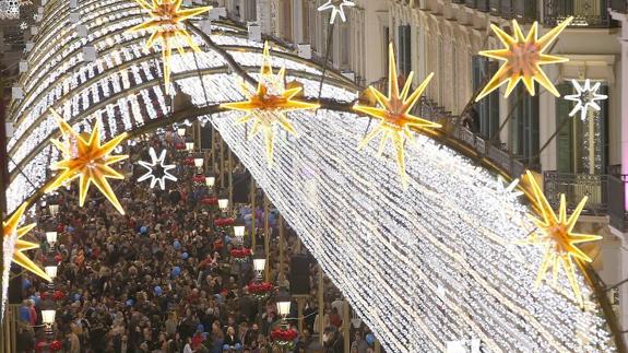 Miles de personas han abarrotado la calle Larios en cada espectáculo de luces.