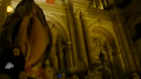 Piden multa para una mujer acusada de participar en la procesión de una vagina de plástico
