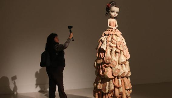 Una de las obras de Mark Ryden que se pueden contemplar en la exposición del CAC.