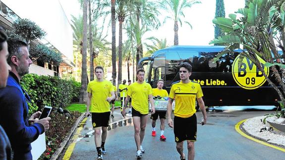 Jugadores del Borussia Dortmund en la entrada del hotel Gran Meliá Don Pepe