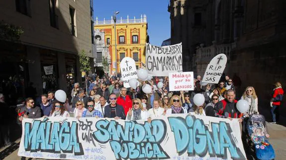 Profesionales sanitarios encabezaron la marcha que ayer recorrió las calles del Centro.