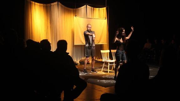 La compañía sienta al público a su alrededor sobre el escenario del Teatro Cervantes.