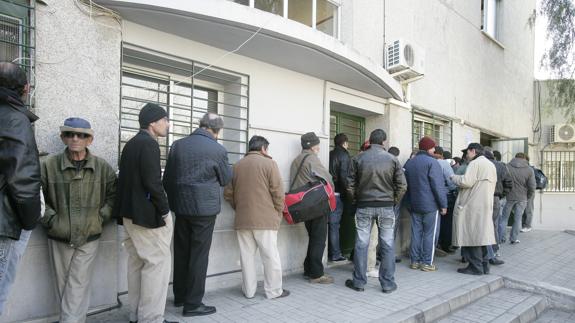 Cola ante el albergue municipal. 
