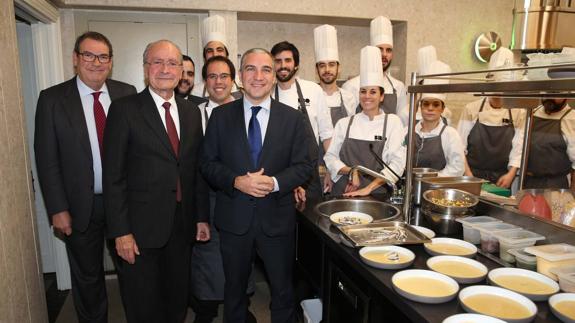 Molas, De la Torre y Bendodo, ayer junto al equipo de cocina de Bibo, con Santiago Guerrero al frente. 