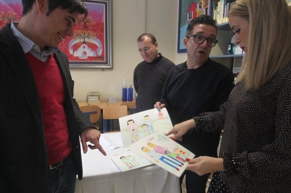 Patricia Alba conoce una de las iniciativas. :: paula hérvele