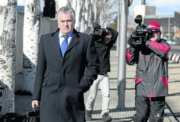 Bárcenas exculpa al PP de lucrarse con la trama 'Gürtel' para defenderse