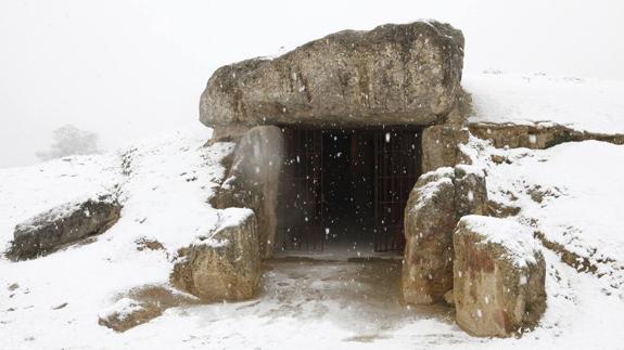 Los accesos y el entorno de Menga, bajo un manto denso de nieve. 