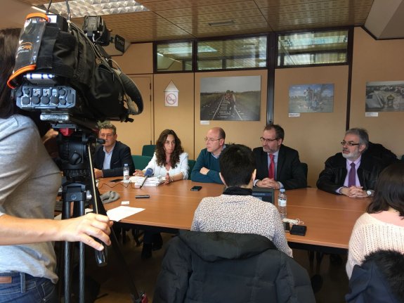 Gonzalo Sichar, junto a la eurodiputada Carolina Punset y otros compañeros de Ciudadanos, ayer en Madrid. :: sur
