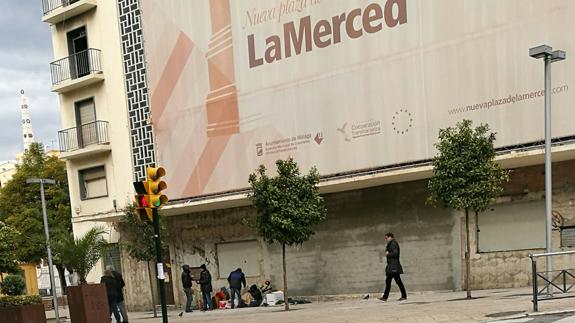 Los indigentes han vuelto a situarse junto a la puerta tapiada del cine Astoria.