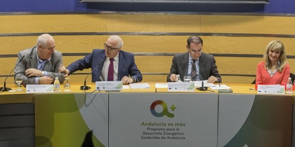 José Sánchez Maldonado, Javier González de Lara y responsables sindicales durante la presentación en la CEA. :: Sur