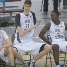 Robert Bobroczky, el joven jugador de baloncesto más alto de Europa, debuta en Estados Unidos