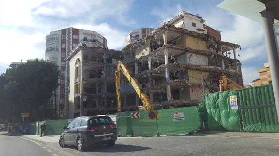 Así se encuentra el antiguo edificio de Merkamueble de Málaga que acogerá un Mercadona