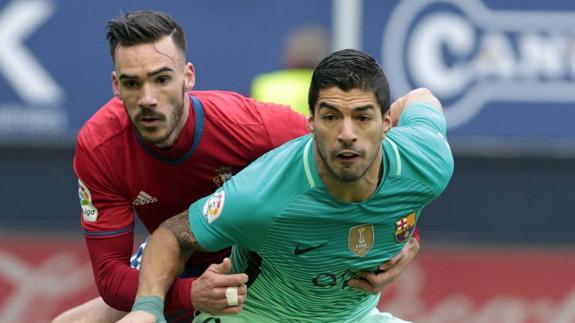 Iván Márquez, en pleno marcaje a Luis Suárez en el duelo liguero del 12 de diciembre. 