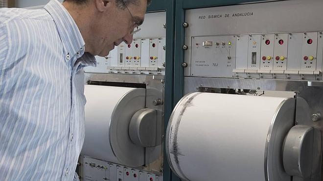En el Instituto Andaluz de Geofísica de Granada, observan los gráficos de hoy