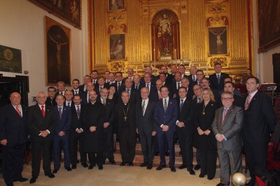 Hermanos mayores de las cofradías agrupadas, junto a Coronado, Catalá, De la Torre y Atencia. :: e. n.