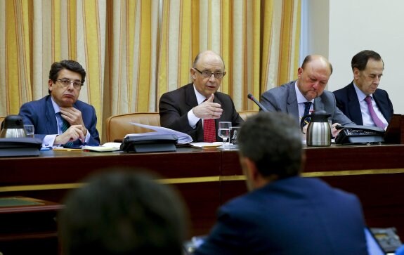 El ministro de Hacienda, Cristóbal Montoro, ayer durante su comparecencia en el Congreso. :: J.P. Gandul / efe