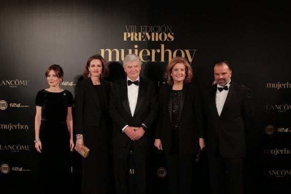 Gala de premios Mujerhoy. De izquierda a derecha, Laura Ruiz de Galarreta, directora de relaciones y proyectos corporativos deTaller de Editores; Laura Múgica, directora de Taller de Editores; Santiago Bergareche, presidente de Vocento; Fátima Bañez, ministra de Empleo y Seguridad Social, y Fernando de Yarza, presidente de Taller de Editores. :: Óscar Chamorro
