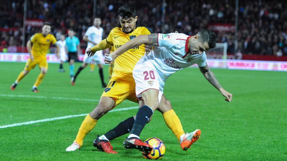Chory Castro intenta arrebatarle el balón a Vitolo durante el pasado Sevilla-Málaga.