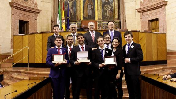 Alumnos de las universidades de Córdoba y Granada, campeones y subcampeones del torneo, con el presidente del Parlamento y el consejero de Economía.