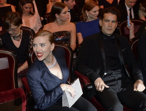Scarlett Johansson, junto a su marido, el periodista francés Romain Dauriac. 