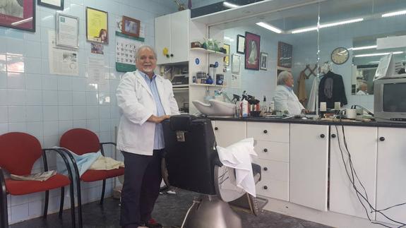 Un barbero con medio siglo de experiencia