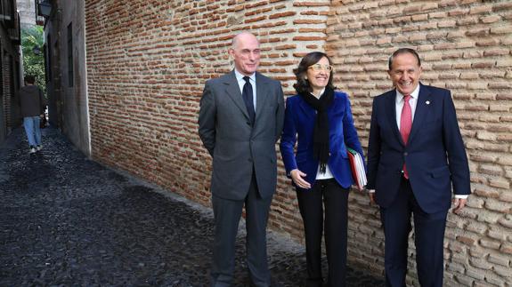 Bernard Ruiz-Picasso, Rosa Aguilar y Antonio Pascual firmaron ayer el convenio entre el Museo Picasso Málaga y la Fundación Sevillana Endesa.