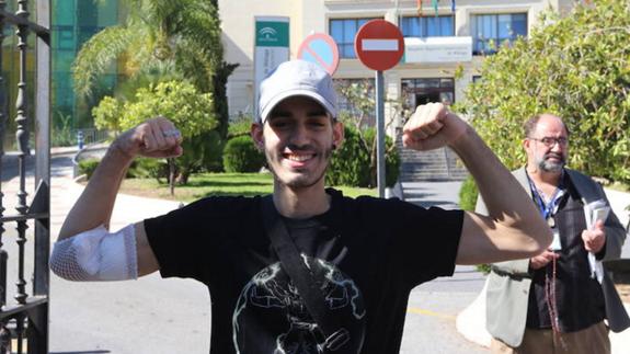 El joven marbellí, en una de sus salidas del hospital.