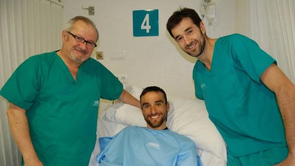 Maté, junto con los doctores Esparza y Abellán, ayer.