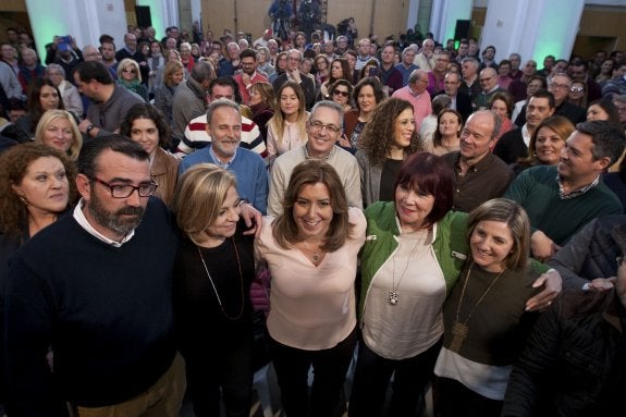 Susana Díaz, en Alcalá de los Gazules con Elena Valenciano, Micaela Navarro y militantes de Cádiz. :: Efe
