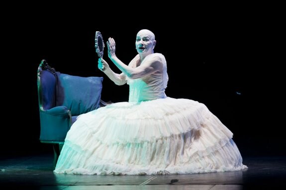 Lindsay Kemp, anoche en el Cervantes en un momento de la representación. 