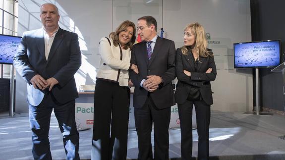 Susana Díaz, con Javier González de Lara, junto a los secretarios generales en Andalucía de CCOO, Francisco Carbonero (i), y UGT, Carmen Castilla (d).