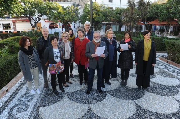 Miembros del movimiento vecinal, ayer, sobre el enchinado de la Plaza de los Naranjos. 