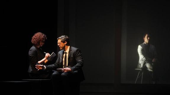 Representación de ‘Los amores oscuros’ en el Teatro Cervantes. 