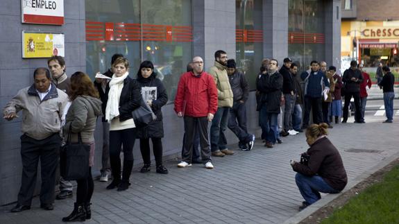 Ciudadanos hacen cola en una oficina de empleo.
