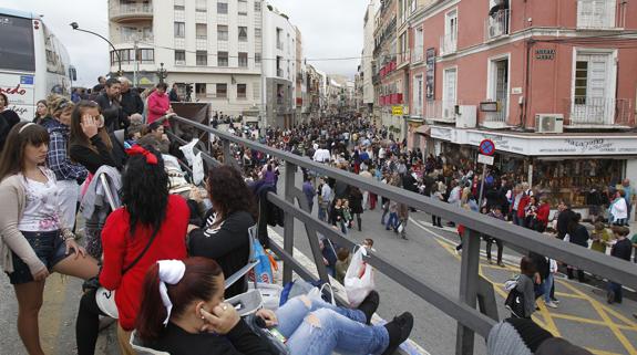 El público espera en la Tribuna de los Pobres a que pasen las procesiones en una imagen de archivo.