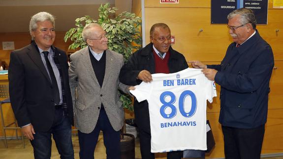 Hernández Navarrete, Benítez, Ben Barek, con una camiseta exclusiva del equipo que conmemora la efeméride, y Martín Aguilar, ayer en las oficinas del club. 