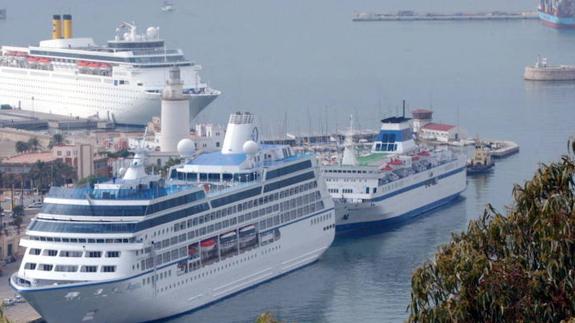 Vista de archivo del Puerto de Málaga con varios cruceros atracados. 