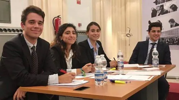 Enrique, en primer término, con el equipo de debate de su Universidad.