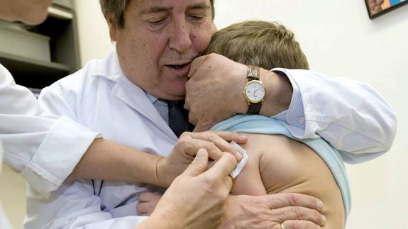 Los pediatras apoyan vacunar a todos los niños contra la gripe para disminuir su incidencia