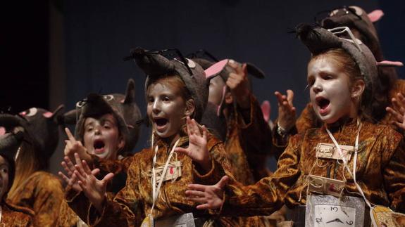 Momento de la actuación de la murga infantil. 