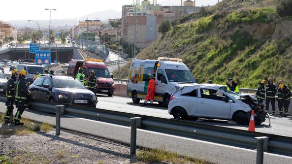 Fallece un menor en un accidente de tráfico a la salida del falso túnel de Carlos Haya