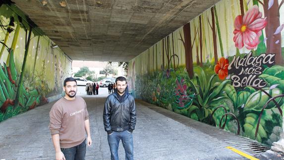 Los artistas posan en el túnel.