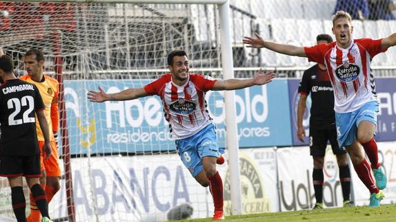 Joselu, a la izquierda, tras conseguir un gol con el Lugo. 