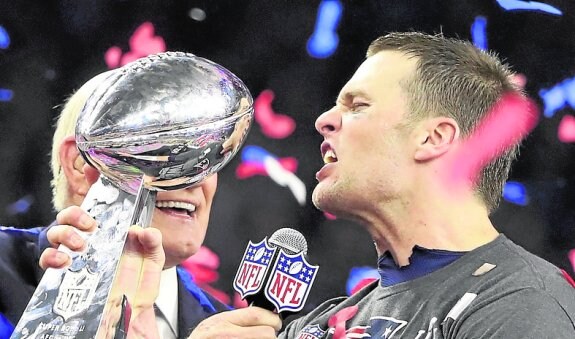 Brady, eufórico, con el trofeo. :: reuters