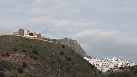 En los primeros metros se tiene esta perspectiva de Álora y su castillo