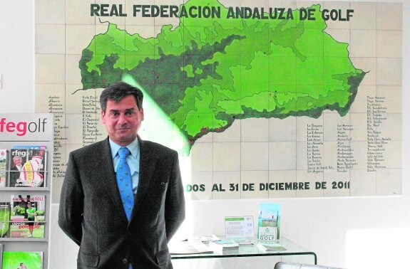 Mansilla posa en la sede de la Federación Andaluza de Golf.  :: a. díaz