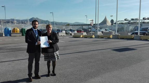 Los concejales Daniel Pérez y María del Carmen Moreno, esta mañana en el Dique de Levante