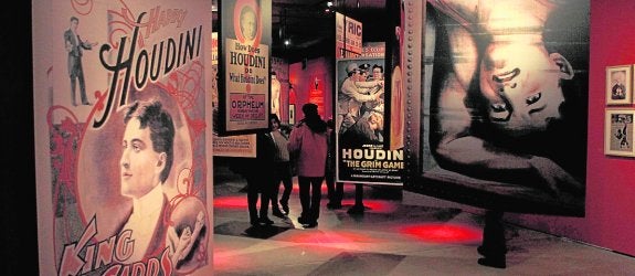 Carteles que anuncian actuaciones de Houdini y que muestra la exposición de la Fundación Telefónica. :: Javier Tormo / Efe