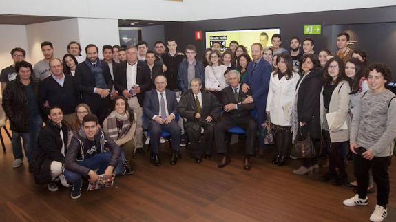 Manuel Alcántara, en el centro, junto a organizadores y participantes en el concurso. 