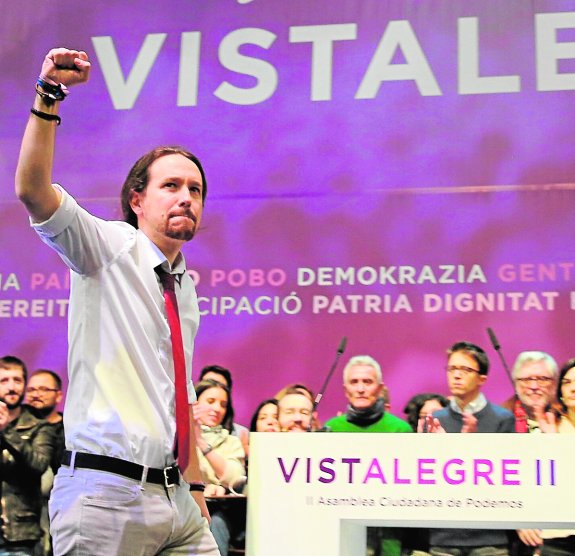 Pablo Iglesias celebra su triunfo con el puño en alto. :: Marta Jara